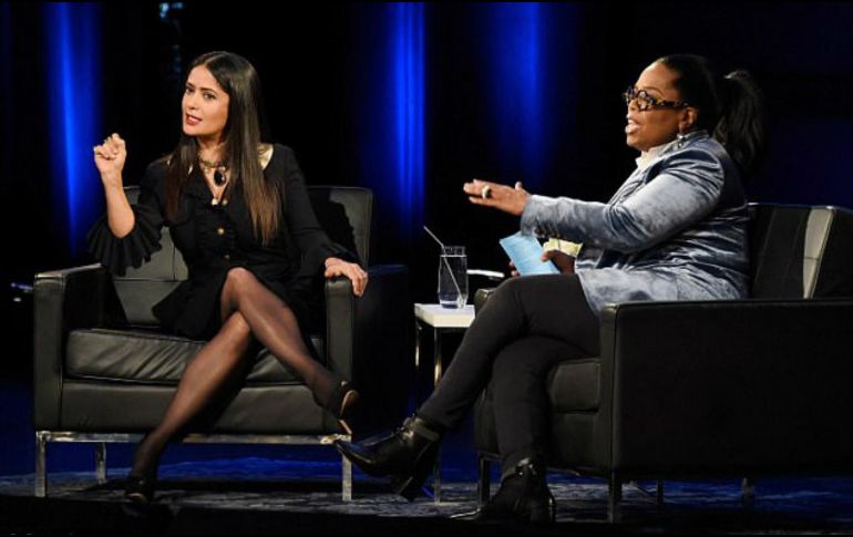 La mexican sostuvo anoche con la actriz y conductora de televisión, Oprah Winfrey, en el teatro Apollo de Harlem. ESPECIAL