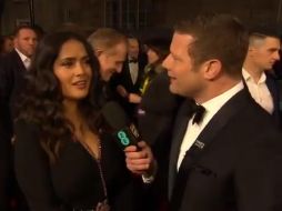 Actrices como Salma Hayek respondieron al llamado y llegaron a la premiación vestidas de negro. TWITTER/@BAFTA