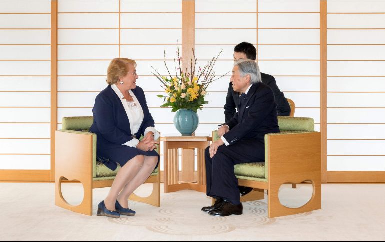 Imagen proporcionada por la Oficina de Prensa del Palacio Imperial que muestra a Michelle Bachelet y Akihito durante su reunión. AFP