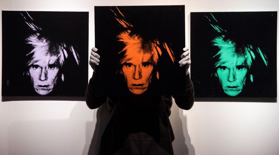 En la creación el artista configura una secuencia con su figura como protagonista, donde su cara, que alterna un color en cada lienzo, se superpone a un fondo neutro. EFE / W. Oliver