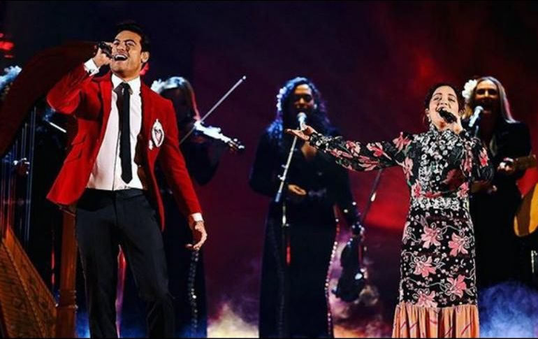 Carlos Rivera interpretó la versión en español de 