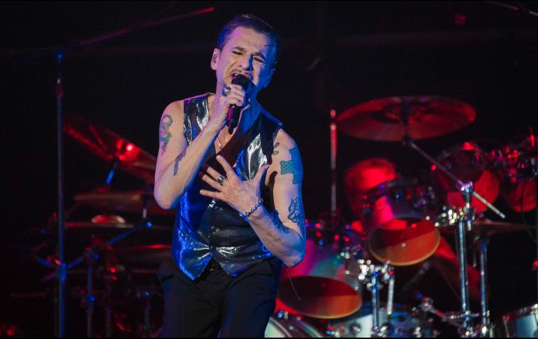 Aunque su voz continúa siendo excepcional, a sus 55 años Dave Gahan buscaba la manera de encender al público con su baile. SUN/Y. Xolalpa