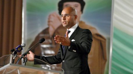 Licenciado en la Escuela de Economía de Londres, Seif el Islam es un posible sucesor conectado en Reino Unido e Italia que trataba de sostener el intento de la reconciliación de su padre con la comunidad internacional. EFE / ARCHIVO