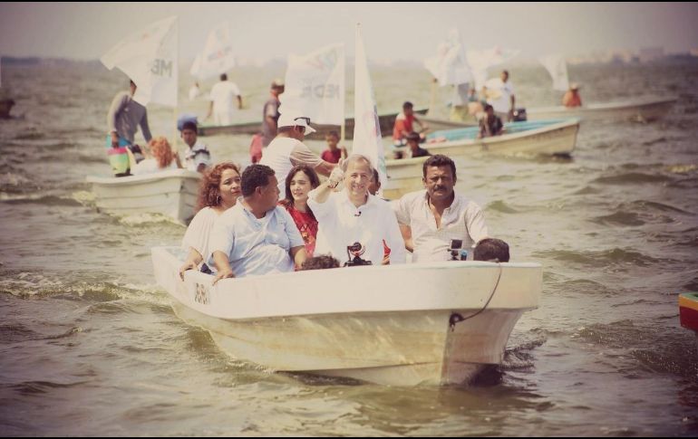 Meade paseó en una lancha durante su visita a Acapulco el pasado 11 de abril. ESPECIAL
