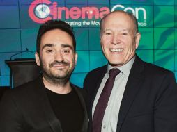 Premiado. J.A. Bayona acepta el  “International Filmmaker of the Year” de manos de Frank Marshall. TWITTER