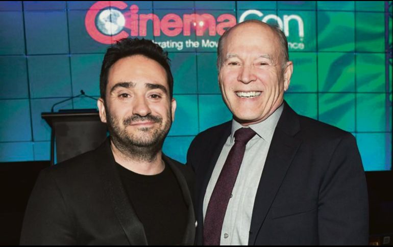 Premiado. J.A. Bayona acepta el  “International Filmmaker of the Year” de manos de Frank Marshall. TWITTER
