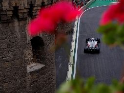 Grosjean tuvo que detener su monoplaza en las primeras vueltas, pues dijo que algo estaba roto en su caja de cambios. EFE / V. Xhemaj