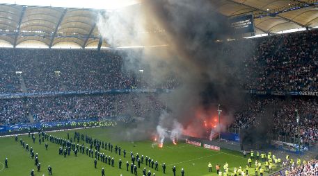 El mítico reloj del Volksparkstadion se detuvo. Y es que el cuadro de los ''Dinosaurios'' descendió por primera vez desde su fundación en 1963. AFP / A. Heimken