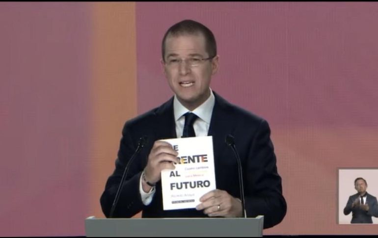 Durante el primer debate, Ricardo Anaya publicó lo que parecía ser un libro, pero ahora nadie sabe nada de él. ESPECIAL
