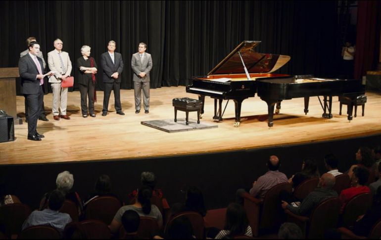 Juan Carlos Álvarez del Castillo y Carlos Álvarez del Castillo hicieron la entrega a Myriam Vachez. EL INFORMADOR/A. Camacho