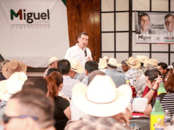 Castro Reynoso se reunió con miembros de la Unión Ganadera para analizar formas de apoyar al sector. ESPECIAL /