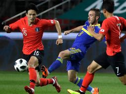 Edin Visca (C) anotó los tres goles de Bosnia. AP/L. JIn-man