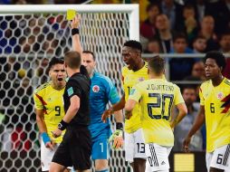 Amonestación. El árbitro estadounidense Mark Geiger muestra una tarjeta amarilla al colombiano Radamel Falcao (#9) durante el partido entre Colombia e Inglaterra. AP