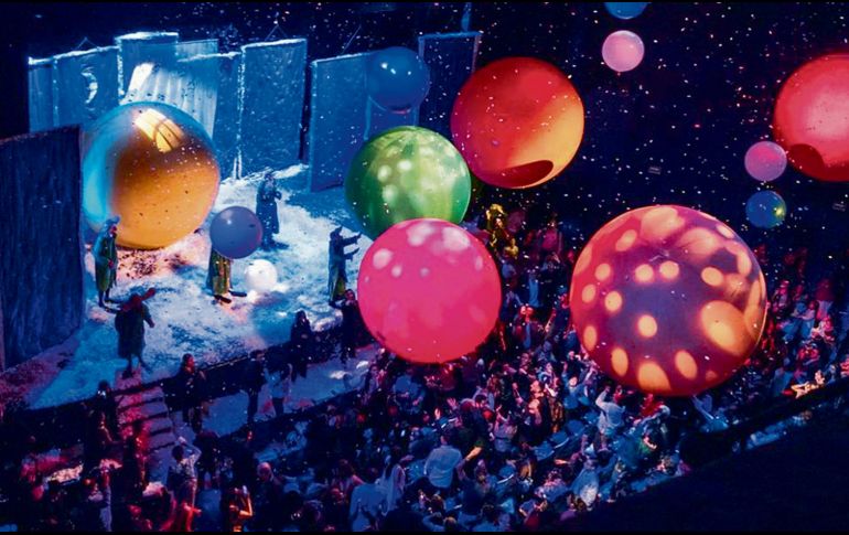 Magia. Los actores y los elementos crean un espacio onírico. ESPECIAL