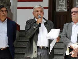 López Obrador habla acompañado de  Gerardo Esquivel (izquierda), próximo subsecretario de Egresos, y Carlos Urzúa, propuesto para ocupar la Secretaría de Hacienda. NOTIMEX/A. Monroy