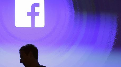 Gigantes tecnológicos como Facebook, que operan mayormente fuera de regulaciones, son cómplices porque no han hecho lo suficiente para proteger la información personal y eliminar el contenido dañino. AP/ ARCHIVO