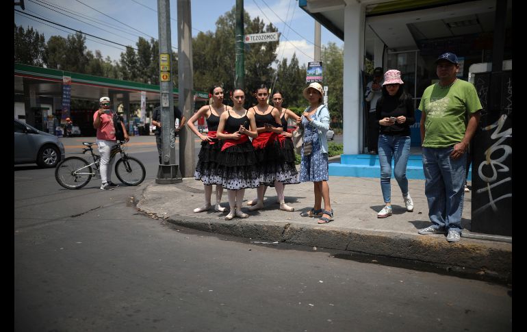 Los bailarines esperan en las esquinas el alto para volver a la acción. AP / E. Espejel