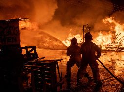 Aún escasos de equipo de trabajo, los bomberos hacen su trabajo con arrojo y osadía, pues saben que la vida de otras personas depende de ellos. EFE / ARCHIVO
