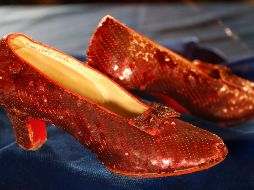 Autoridades exhibieron los zapatos, que parecían en buenas condiciones, en una caja de vidrio. AP/R. Tsong-Taatarii