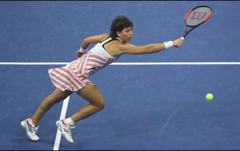 Carla Suárez Navarro devuelve un pase a Madison Keys durante los cuartos de final del Abierto de Tenis de Estados Unidos. EFE/B. Hirschfeld