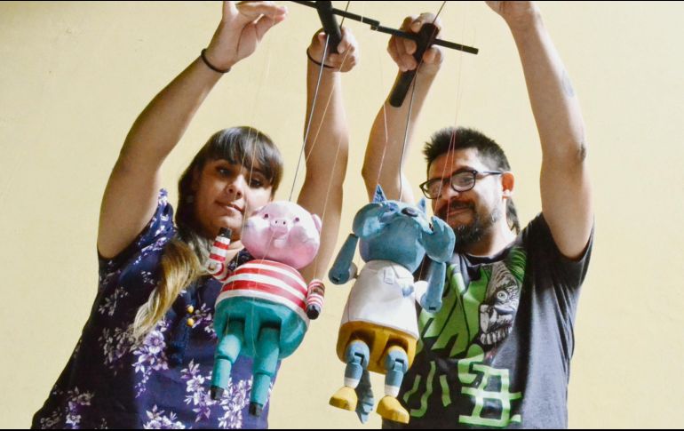 La compañía encargada de presentar “Que viene el lobo” prepara los títeres para divertir a los pequeños. CORTESÍA