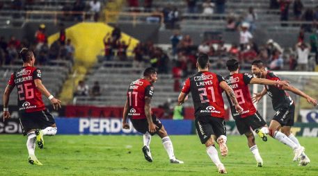 Los Zorros lograron su segunda victoria del torneo el viernes pasado, y además marcaron cuatro goles, el último fue cortesía de Omar González (derecha). MEXSPORT