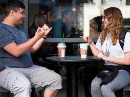 Rebecca Witzofsky, de 20 años, y su amigo Nikolas Carapellatti, de 22, esperaban con impaciencia la inauguración de esta cafetería. AFP/J. Watson