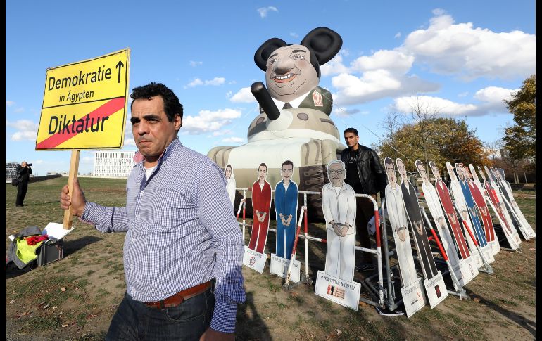 Manifestantes protestan contra del presidente egipcio, Abdelfatah al Sisi, durante a las puertas de la Cancillería alemana con motivo de su visita. EFE / F. Trueba
