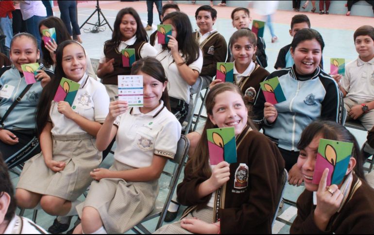 La cartilla fue presentada ante alumnos de la Secundaria Técnica número 4.  TWITTER  / @PacoAyon