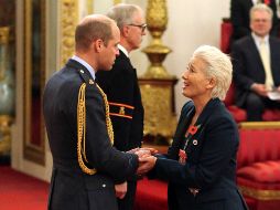 A pesar de pedírselo, el duque de Cambridge rechaza dar un beso a la actriz británica porque no se atenía al protocolo. AP / J. Brady