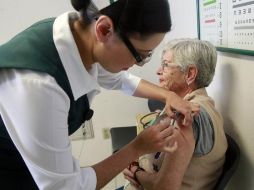 Los beneficios de la vacuna contra la influenza son cuatro: protege en contra de las enfermedades virales y permite disminuir hasta en un 60% la consulta al médico por enfermedades respiratorias agudas. EL INFORMADOR / ARCHIVO