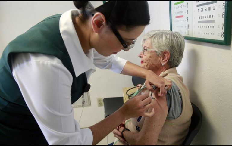 Los beneficios de la vacuna contra la influenza son cuatro: protege en contra de las enfermedades virales y permite disminuir hasta en un 60% la consulta al médico por enfermedades respiratorias agudas. EL INFORMADOR / ARCHIVO