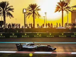 Valtteri Bottas conduce su Mercedes durante las segundas prácticas libres para el Gran Premio de Abu Dhabi, última carrera de la temporada. EFE
