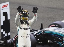 Lewis Hamilton firmó la pole ayer en Yas Marina, y esta mañana buscará su triunfo número 11 en la temporada para confirmar su dominio en el año. AP / K. Jebreili