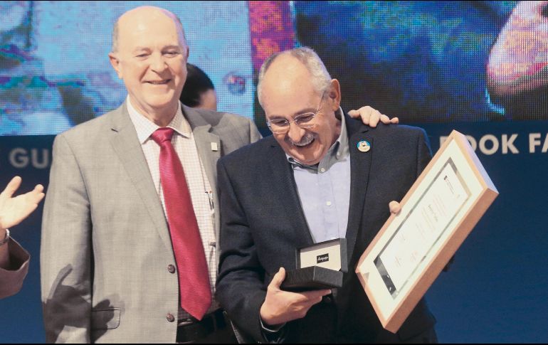 El escritor observa su galardón otorgado en el marco de la FIL. EL INFORMADOR / G. Gallo