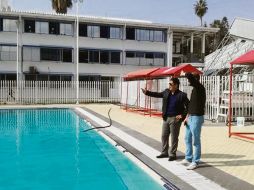 Fernando Ortega (izquierda) supervisa el estado de las instalaciones deportivas. @SPORTCENTER