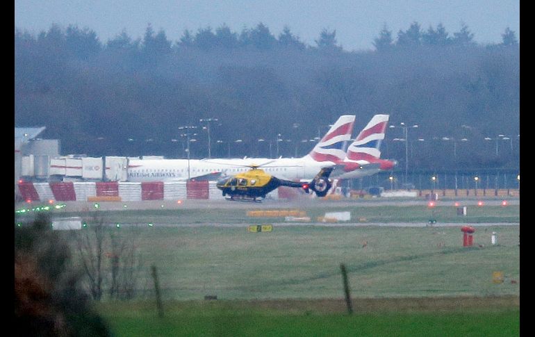 Un helicóptero de la policía vuela sobre el aeropuerto mientras los vuelos siguen suspendidos. Tras el cierre de la pista el miércoles por la noche, la terminal reabrió a las 3 de la mañana del jueves, pero cerró apenas 45 minutos después cuando se avistaron otros drones.