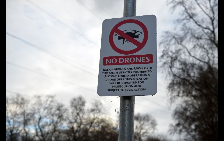 La legislación británica estipula que no se pueden utilizar drones a menos de un kilómetro de un aeropuerto y que estos no deben superar una altitud de 122 metros. Un letrero al respecto se observa en Manchester, Reino Unido.