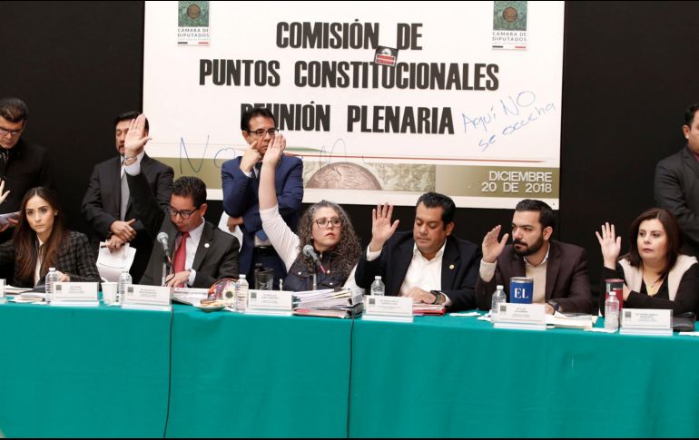 Por la mañana, los diputados federales se reunieron en el lobby del edificio E, pero al regresar del receso que avalaron con el fin de redactar un nuevo dictamen consensuado, integrantes de algunas ONG ya habían tomado el sitio para que no pudieran continuar con el debate. SUN / A. Salinas