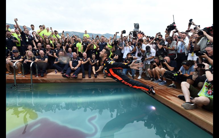 Daniel Ricciardo, piloto australiano de Red Bull, salta a una alberca en Mónaco, tras ganar el Gran Premio de Fórmula 1 de Mónaco el 27 de mayo. AFP/B. Horva