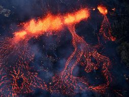 El príncipe Enrique de Inglaterra besa a su esposa Meghan Markle, tras su boda en el castillo de Windsor el 19 de mayo. AFP/D. Lawson