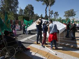 Integrantes de Antorcha Campesina, así como de otras organizaciones en defensa de las mujeres y el campo se instalaron frente a la Cámara de Diputados. SUN/C. Mejía