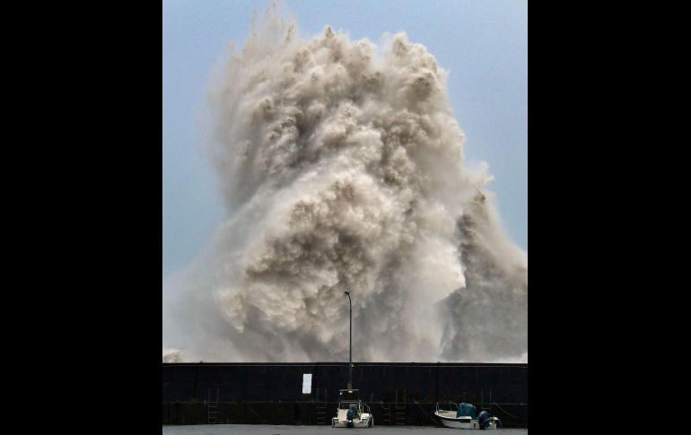 Una gran ola azota el puerto de Aki, Japón, el 23 de agosto, previo a la entrada de un tifón a la zona. AP/C. Oshima