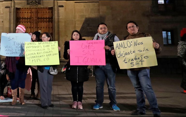 Portando un cartel con la leyenda 