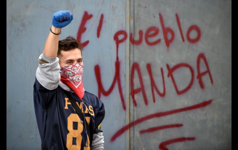 Un manifestante participa en una marcha al Zócalo de la Ciudad de México, durante la conmemoración del 50 aniversario de la matanza de Tlatelolco. AFP/A. Estrella