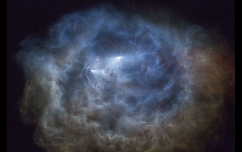 El cohete Falcon 9 (d) de SpaceX  se separa de la nave en la Base de la Fuerza Aérea Vandenberg en Santa Bárbara, California, el 7 de octubre. AFP/D. NcNew