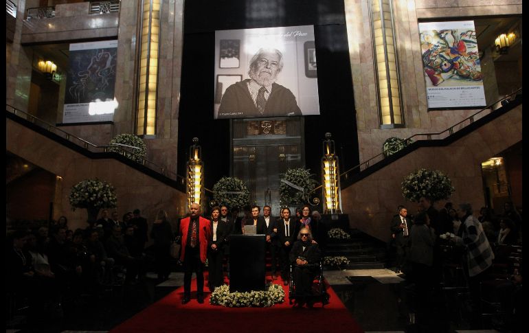 La viuda del escritor mexicano Fernando del Paso, Socorro Gordillo (d-abajo) se ve el 16 de noviembre junto a la urna con los restos de su esposo, acompañada por sus hijos y familiares, durante un homenaje póstumo en el Palacio de Bellas Artes, en Ciudad de México. EFE/M. Guzmán