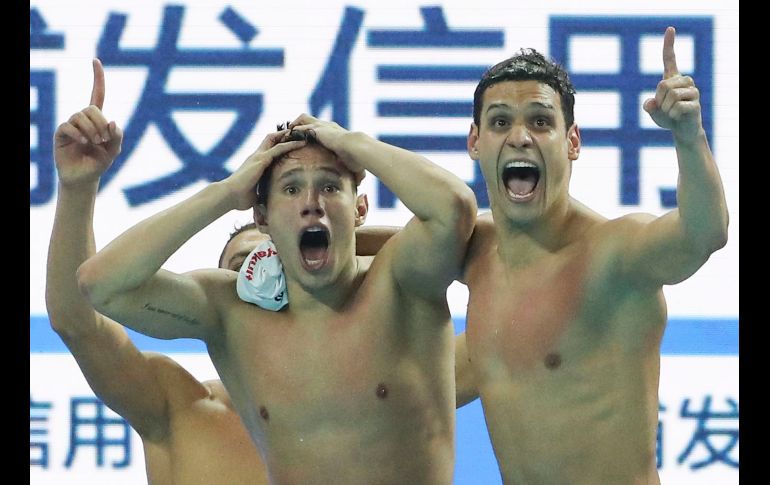 Los brasileños Altamir Melo (i) y Leonardo Coelho Santos festejan el 14 de diciembre luego de obtener el oro y el récord del mundo en la prueba de 4x200m del Mundial de natación en piscina corta en Hangzhou, China, con un tiempo de 6:46.81. AP/N. Han Guan