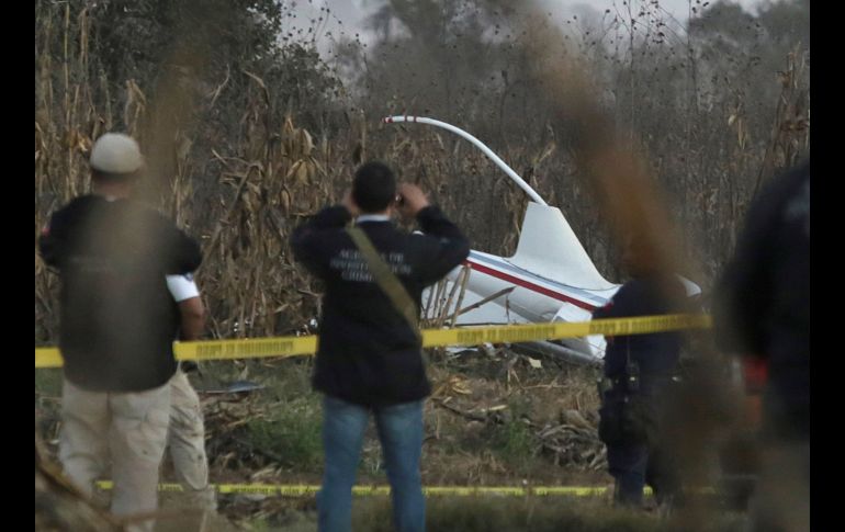 Expertos trabajan en el sitio donde se desplomó un helicóptero en Coronango, Puebla, el 24 de diciembre. En la caída murieron la gobernadora de Puebla, Martha Erika Alonso, y su esposo y senador Rafael Moreno Valle, así como otras tres personas. EFE/H. Ríos