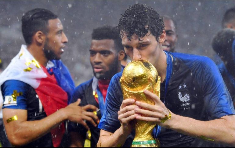 Pavard (D) disputó seis de los siete encuentros del pasado Mundial y fue recordado por hacer un golazo en los octavos de final frente a Argentina. TWITTER / @FCBayernES